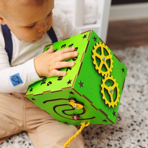 Jouet pour bébé Busy cube vert Busy board Cadeau bébé pour tout-petit image 2