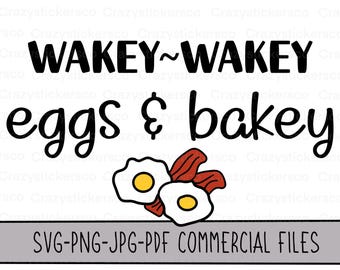 Könnte beinhalten: Schwarzweiß-Illustration von zwei Spiegeleiern mit Speck, mit dem Text "WAKEY~WAKEY eggs & bakey" über dem Bild. Der Text "SVG-PNG-JPG-PDF COMMERCIAL FILES" befindet sich unter dem Bild.