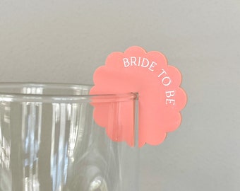Etiqueta para bebidas de acrílico grabada con borde festoneado: Tarjeta de lugar para bodas