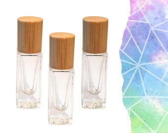 Kort fyrkantig rullflaska i klarglas med bambukork • 7 ml roller i eterisk olja • Rollerball i rostfritt stål • Signaturformer • Påfyllningsbar