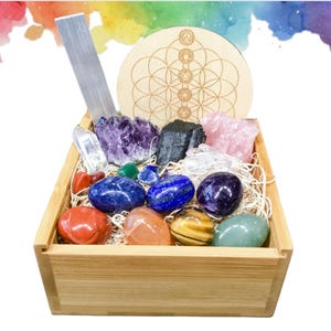 Chakra Kristall Heilstein Set - 28-teiliges Set mit Steinen, Gitterbrett, Bambus Aufbewahrungsbox, Selenitplatte, Tasche & Infokarte, Reiki Charged
