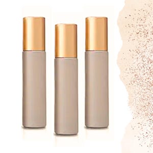 Puede incluir: Una taza de cerámica blanca con un asa negra y el texto "But First, Coffee" en negro y negrita. La taza está sobre una superficie de madera. La taza mide aproximadamente 10 cm de alto.