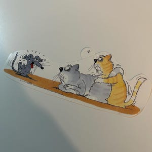 Puede incluir: Ilustración de dibujos animados con dos gatos y un ratón. Los gatos son grises y naranjas, y el ratón es gris. Los gatos parecen sorprendidos por el ratón. El número 22 está en la esquina superior derecha.