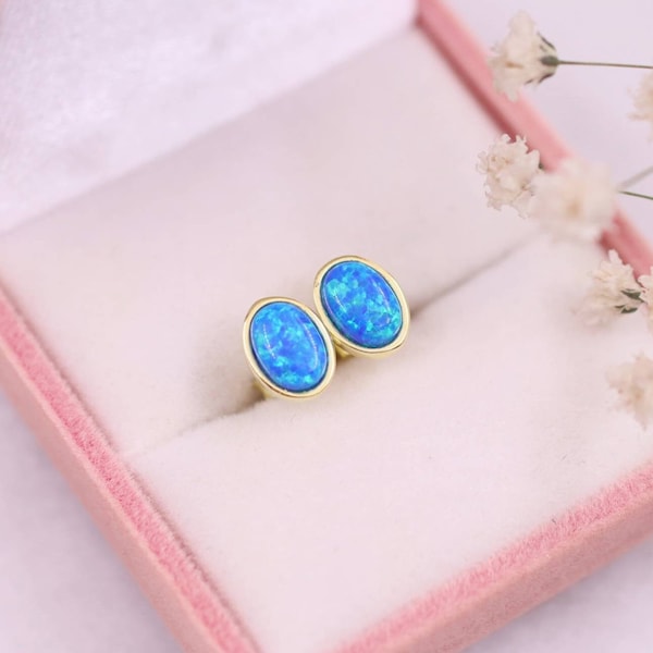 Pendientes de ópalo de oro de 14k, pendientes de ópalo azul, pendientes delicados, regalo de dama de honor, joyería de ópalo, pendientes de oro, pendientes de tuerca, cumpleaños