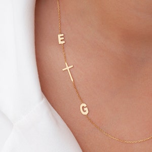 Collar con cruz lateral, delicado collar con cruz, regalo personalizado, regalo de Navidad, regalo para ella, collar con letra pequeña, collar lateral