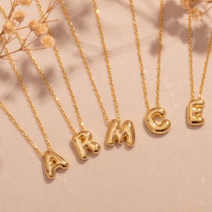 Collar con inicial, collar con letra, collar con letra dorada, collar con letra burbuja, regalos para el Día de la Madre, collar con letra globo