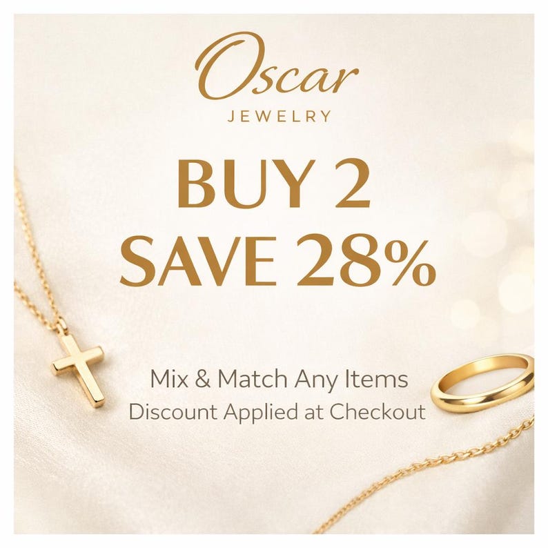 Peut inclure: Publicit&eacute; pour des bijoux Oscar, avec un collier pendentif en forme de croix et une bague dor&eacute;e. Le texte indique "ACHETEZ 2 &Eacute;CONOMISEZ 28%" et "Mix & Match Any Items, Discount Applied at Checkout."
