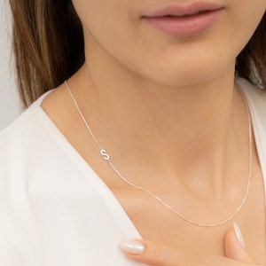GRANDE SALDI, Collana con iniziale minuscola in oro, Collana con iniziale laterale, Collana in oro, Regalo per la festa della mamma, Collana con lettera iniziale, Iniziale minuscola