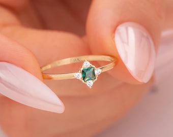 14k Solid Gold Emerald Ring , Gold Emerald Rings for Women , Unique  Wedding Band , Promise Ring Ladies , 8k , 10 , 14k Gold Ring