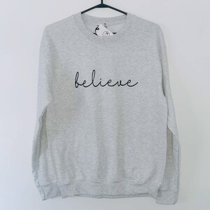 Bluza z okrągłym dekoltem Believe, inspirujące koszulki, bluza unisex, prezenty dla niej, prezenty dla niego, pozytywne wibracje, minimalistyczny, przytulny podkoszulek