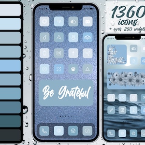Puede incluir: Una maqueta de iPhone azul y blanco con una pantalla de inicio personalizada que presenta una paleta de colores azules y blancos. La pantalla de inicio incluye una variedad de iconos y widgets, incluido un widget "Be Grateful". El teléfono está rodeado de un fondo azul y blanco con gotas de agua.