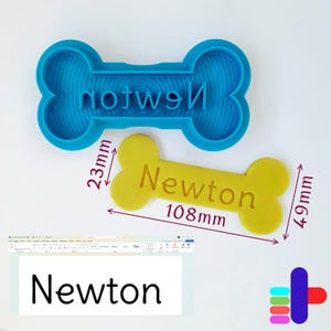 Op de afbeelding: Een blauwe botvormige mal en een gele botvormige tag, beide met de naam "Newton". De gele tag is 10,8 cm lang en 4,9 cm breed. De mal is 2,3 cm breed. Het woord "Newton" wordt ook weergegeven in een witte rechthoek.