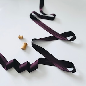 Biaisband auberginesatijn: 20 mm zachte randafwerking