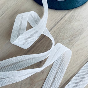 Viés de poliéster branco com trama, dobra simples (20 mm) imagem 3