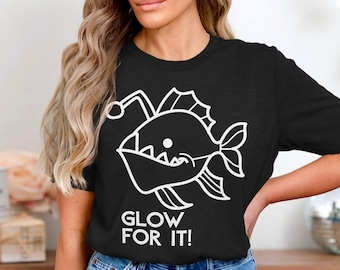 Auffälliges Anglerfisch-Tiefsee-Glühen-T-Shirt - Einzigartiges Ozean-Grafik-T-Stück