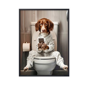 Spaniel bretão sentado no vaso sanitário no celular, imagem engraçada de cachorro, arte de parede de banheiro de animal, pôster de tela de arte de parede de cachorro no vaso sanitário