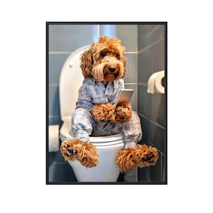 Goldendoodle siedzi na toalecie na telefonie komórkowym, zabawny pies obraz zwierzęcy łazienka sztuka ścienna, pies na toalecie sztuka ścienna plakat na płótnie pies