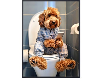 Puede incluir: Un perro marrón y blanco con pijama azul se sienta en un inodoro blanco y sostiene un teléfono inteligente en sus patas.