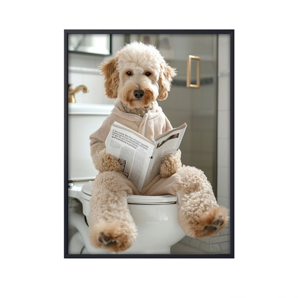 Goldendoodle assis sur les toilettes en train de lire le journal, image de chien drôle, art mural pour salle de bain, bain d'animaux, chien sur toile d'art mural, affiche chien