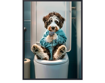 Op de afbeelding: Een bruine en witte hond met een blauwe hoodie zit op een wit toilet in een badkamer. De hond houdt een smartphone in zijn poten en kijkt naar het scherm.