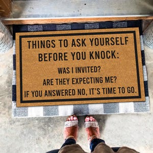 Denken Sie, sich zu fragen, bevor Sie klopfen Willkommen Fußmatte, lustige Fußmatte, Willkommensmatte, vordere Fußmatte, Housewarminggeschenk, neues Hausgeschenk