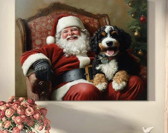 Puede incluir: Santa Claus, vestido con un traje rojo y barba blanca, está sentado en una silla con un perro blanco y negro. El perro está sentado en el regazo de Santa y tiene la lengua fuera. El fondo es una escena navideña con un árbol decorado.