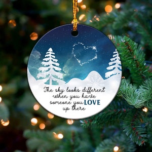 De lucht ziet er anders uit als je iemand hebt van wie je houdt daarboven, kerstornament, kerstsneeuw, kerstversiering, kerstboomdecoratie winter