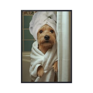 以下が含まれることがあります： 白と茶色の犬が白いタオルを頭に巻いて白いタオルに包まれ、カメラを見ている。犬は白いシャワーカーテンのあるバスルームに立っている。