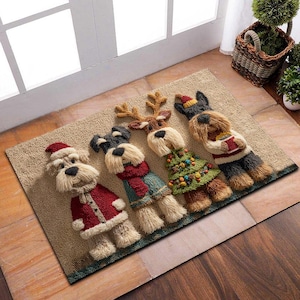 以下が含まれることがあります： お祝いの衣装を着た4匹の気まぐれな犬の姿が特徴の長方形のドアマット。 犬たちはサンタの帽子、トナカイの角、クリスマスツリー、セーターで飾られており、すべてニュートラルな背景に設定されています。