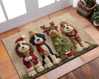 Peut inclure: Un paillasson rectangulaire beige avec quatre motifs de chiens festifs. Chaque chien porte une tenue de fête, dont un bonnet de Père Noël, des bois de renne et un costume de sapin de Noël. Les chiens sont disposés en rangée.