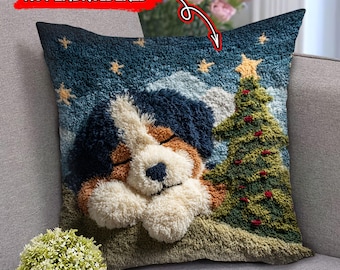 Puede incluir: Un cojín decorativo con un diseño de un perro durmiendo y un árbol de Navidad bajo un cielo estrellado. El cojín tiene un aspecto texturizado y afelpado, con colores azules, marrones, verdes y blancos. El texto "NOT EMBROIDERED" es visible.