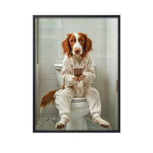 Spaniel bretão sentado no vaso sanitário no celular, imagem engraçada de cachorro, arte de parede de banheiro de animal, pôster de tela de arte de parede de cachorro no vaso sanitário