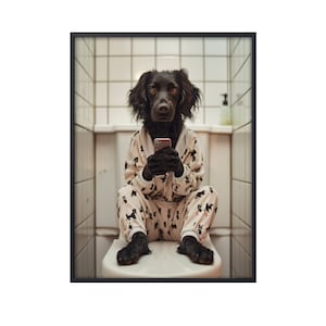 Spaniel bretão sentado no vaso sanitário no celular, imagem engraçada de cachorro, arte de parede de banheiro de animal, pôster de tela de arte de parede de cachorro no vaso sanitário
