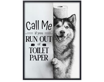 Könnte beinhalten: Schwarz gerahmter Druck mit einer Schwarz-Weiß-Illustration eines lächelnden Husky-Hundes, der eine Toilettenpapierrolle hält. Der Text lautet: "Call Me if you RUN OUT of TOILET PAPER."
