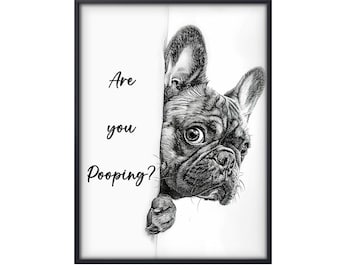 Könnte beinhalten: Schwarz-weiß gerahmter Kunstdruck. Eine detaillierte Bleistiftzeichnung einer französischen Bulldogge, die hinter einer weißen Oberfläche hervorschaut. Der Text "Are you Pooping?" ist in einer verspielten Schriftart geschrieben.