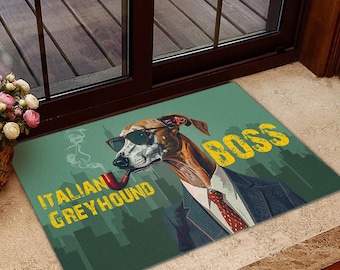 Könnte beinhalten: Eine rechteckige Fußmatte mit einem italienischen Windhund, der eine Sonnenbrille, einen Anzug trägt und eine Pfeife raucht. Die Wörter "BOSS" und "ITALIAN GREYHOUND" sind auf der Matte auf grünem Hintergrund aufgedruckt.