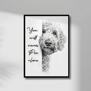 Quadro Divertente Per Bagno APJYM - Doodle Dog - You Will Never Pee Alone - Poster 28x35,6 Cm Con Barboncino - Decorazione Umoristica