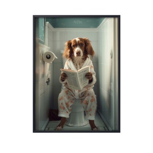 Spaniel bretão sentado no vaso sanitário lendo jornal, imagem engraçada de cachorro, arte de parede de banheiro de animal, pôster de tela de arte de parede de cachorro no vaso sanitário