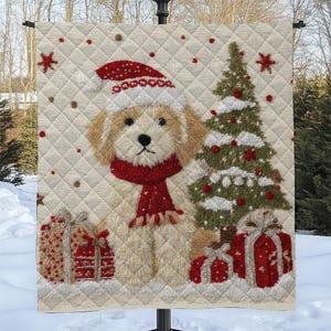 Pode incluir: Uma bandeira de Natal decorativa com um cão usando um gorro e cachecol de Papai Noel, uma árvore de Natal e presentes. A bandeira tem um fundo acolchoado com detalhes vermelhos e brancos e é exibida ao ar livre.