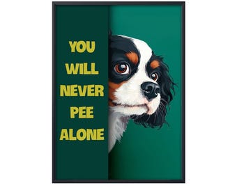 Cavalier King Charles Spaniel - Tu ne feras jamais pipi seul(e) ! Affiche humoristique avec un chien, cadeau idéal pour les toilettes. Décoration murale amusante pour salle de bain.
