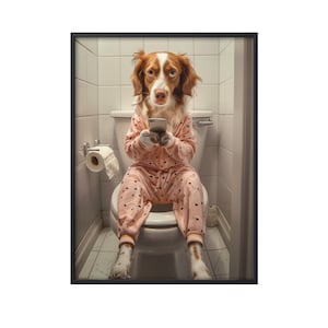 Spaniel bretão sentado no vaso sanitário no celular, imagem engraçada de cachorro, arte de parede de banheiro de animal, pôster de tela de arte de parede de cachorro no vaso sanitário