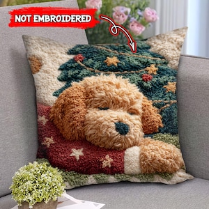 Könnte beinhalten: Ein dekoratives Kissen mit einem schlafenden Welpen und einem Weihnachtsbaum im Hintergrund. Das Kissen hat ein strukturiertes, getuftetes Design mit einem roten Pullover und weißen Akzenten. Der Text "NOT EMBROIDERED" ist sichtbar.