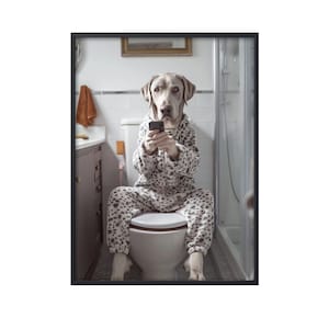 トイレに座りながら携帯電話を使っているシルバーのラブラドール、面白い犬の絵、動物のお風呂のバスルームの壁アート、トイレに座っている犬の壁アート、キャンバスの犬のポスター