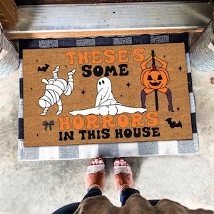 Es gibt einige Horrors in diesem Haus Fußmatte, lustige Halloween-Fußmatte, lustige Fußmatte, Halloween-Türmatte, willkommene Matte, lustige Fußmatte