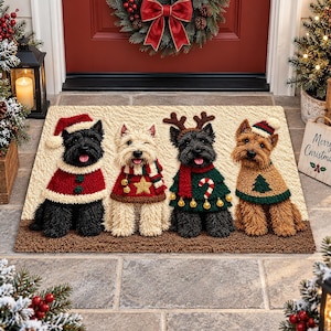 Peut inclure: Un paillasson rectangulaire illustré de quatre chiens en tenue de fête. Un chien noir avec un bonnet de Père Noël, un chien crème avec un pull à étoile, un chien noir avec des bois de renne et un pull à sucre d'orge, et un chien marron.