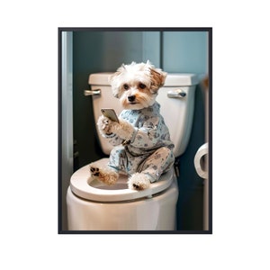 Maltipoo assis sur les toilettes sur son téléphone portable, image de chien drôle, art mural pour salle de bain avec un animal, chien Maltipoo sur les toilettes, affiche d'art mural sur toile