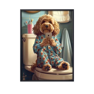 Könnte beinhalten: Ein brauner und weißer Hund in blauen Pyjamas mit roten und weißen Pfotenabdrücken sitzt auf einem weißen Toilettensitz und hält ein weißes Smartphone in seinen Pfoten.