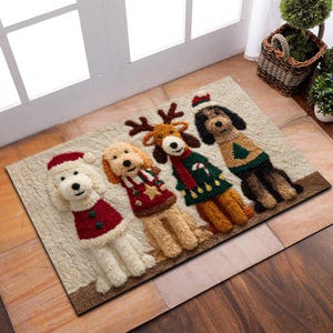 以下が含まれることがあります： クリスマスの衣装を着た4匹の犬が描かれた長方形のベージュ色のドアマット。犬には、サンタ帽をかぶったプードル、セーターを着たゴールデンレトリバー、トナカイの角を持つ犬、セーターを着た黒い犬が含まれています。