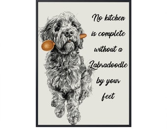 Puede incluir: Una ilustración en blanco y negro de un perro Labradoodle sosteniendo una cuchara de madera en su boca. El texto "No kitchen is complete without a Labradoodle by your feet" está escrito en negro sobre un fondo beige.