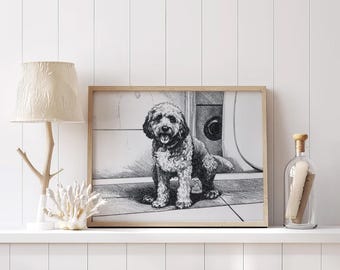 Può includere: Stampa in bianco e nero incorniciata di un cane con un mantello riccio, seduto con la lingua di fuori. L'opera d'arte è in una cornice di legno ed è esposta su una mensola bianca. Una lampada e coralli decorativi sono anche sulla mensola.